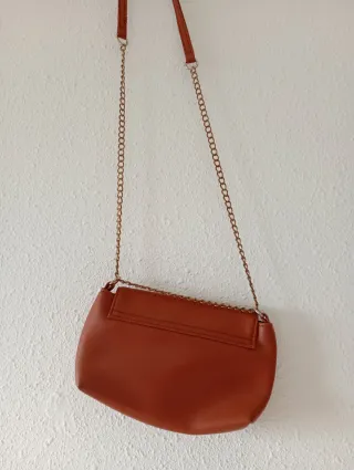Bolso marrón con cadena
