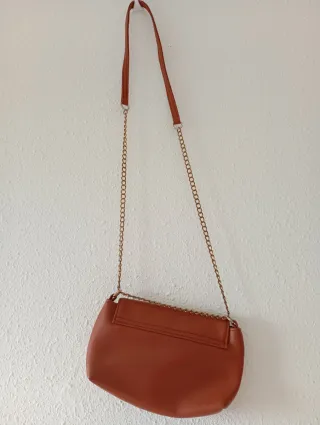 Bolso marrón con cadena