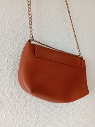Bolso marrón con cadena