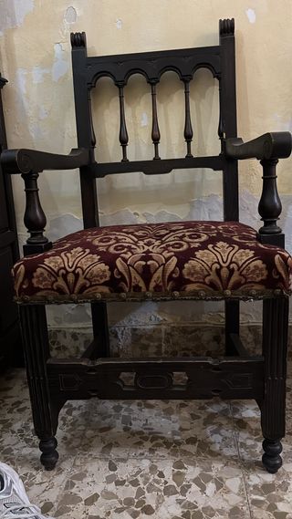 Sillón antiguo de madera y tela