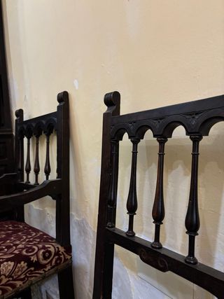 Sillón antiguo de madera y tela