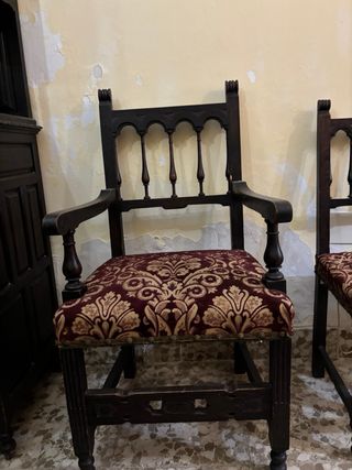 Sillón antiguo de madera y tela