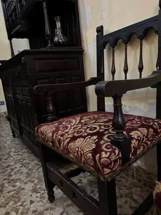 Sillón antiguo de madera y tela