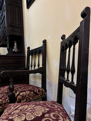 Sillón antiguo de madera y tela