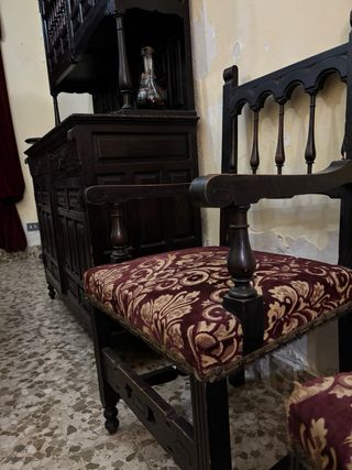 Sillón antiguo de madera y tela