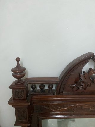 Espejo antiguo de madera tallada