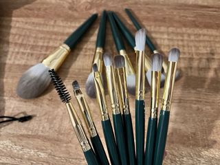 Set Brochas Maquillaje Rostro y Ojos Dorado Verde