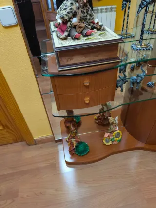 Mueble recibidor marrón con cristal