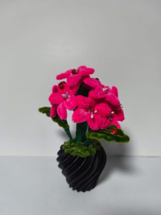 Flores Chenilla Maceta Negra Decorativa