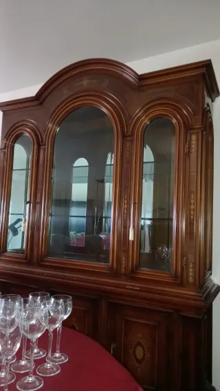 Vitrina Clásica de Madera con Marquetería