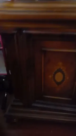 Vitrina Clásica de Madera con Marquetería