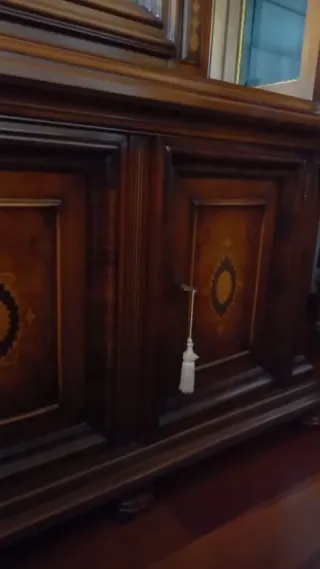 Vitrina Clásica de Madera con Marquetería