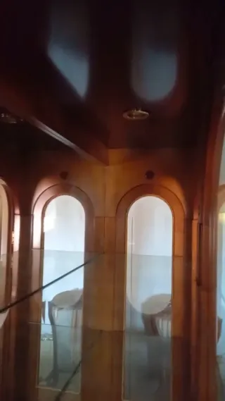 Vitrina Clásica de Madera con Marquetería