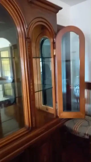 Vitrina Clásica de Madera con Marquetería