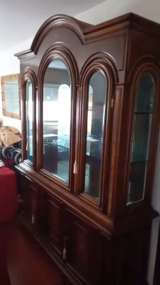 Vitrina Clásica de Madera con Marquetería