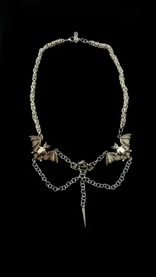 Colar alternativo com morcegos e espinho