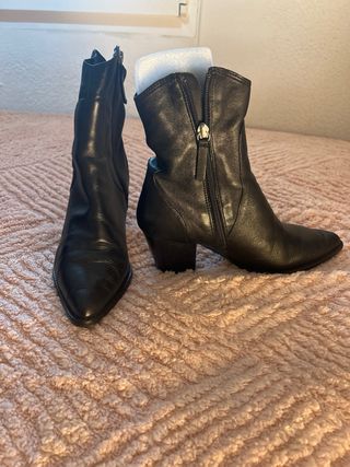 Tres pares de botines talla 38