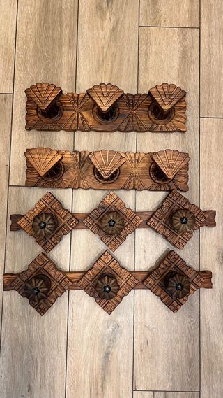 X4 Percheros de madera tallada.