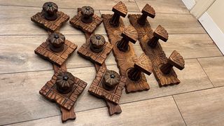 X4 Percheros de madera tallada.