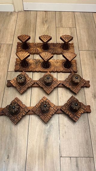 X4 Percheros de madera tallada.