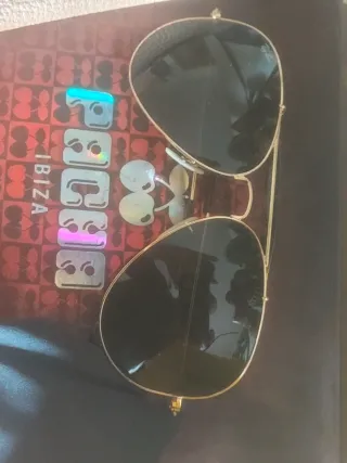 Gafas de sol Ray-Ban doradas y marrón.