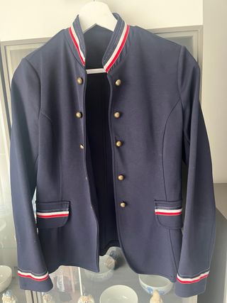 Chaqueta azul con detalles multicolor