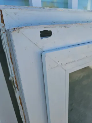 Ventana corredera PVC blanca con desperfectos