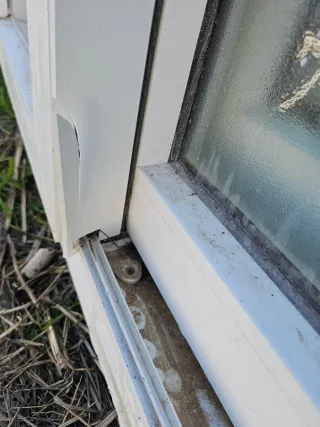 Ventana corredera PVC blanca con desperfectos