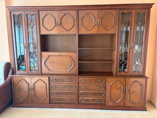Mueble de madera con vitrinas