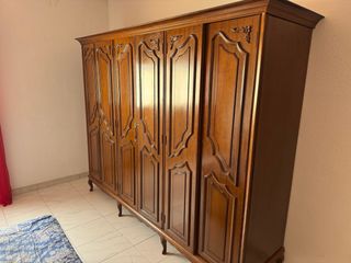 Armario de madera marrón