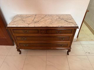 Cómoda de madera con tapa de mármol