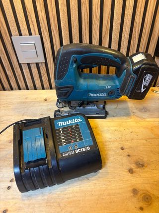 Sierra de calar Makita BKV180 + Cargador