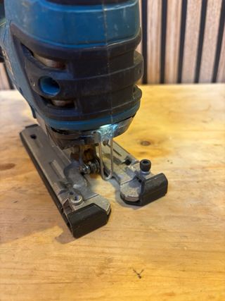 Sierra de calar Makita BKV180 + Cargador