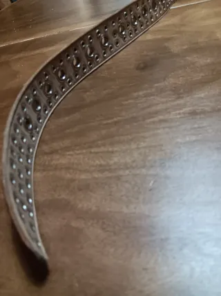 Cintura rossa con borchie e fibbia argento