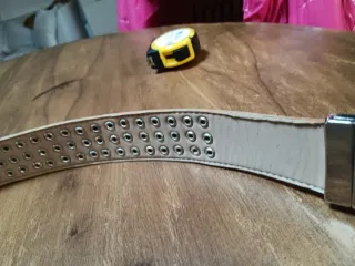 Cintura rossa con borchie e fibbia argento