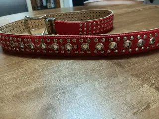 Cintura rossa con borchie e fibbia argento