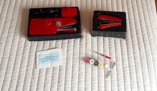 2 mini máquinas de coser portátiles
