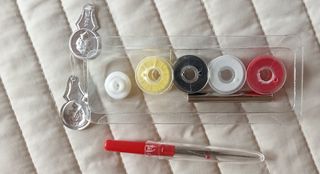 2 mini máquinas de coser portátiles