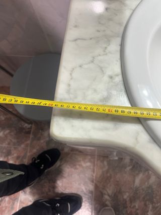 Muebles de baño con lavabo y espejo