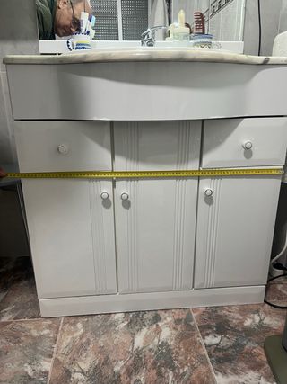 Muebles de baño con lavabo y espejo