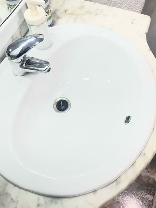 Muebles de baño con lavabo y espejo