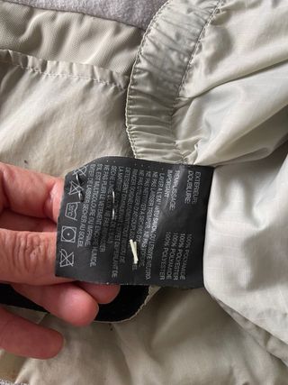 Anorak de esquí azul y beige