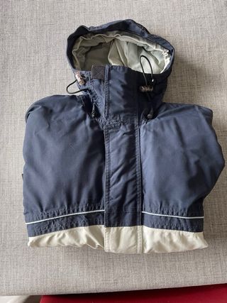 Anorak de esquí azul y beige