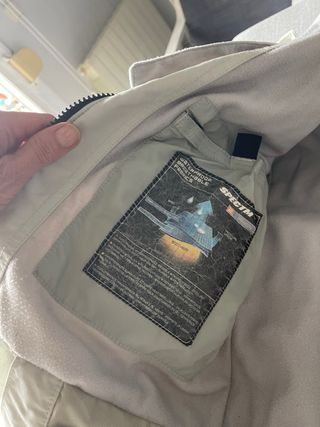 Anorak de esquí azul y beige