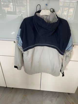 Anorak de esquí azul y beige
