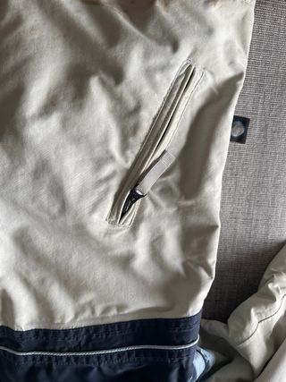 Anorak de esquí azul y beige