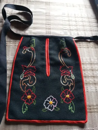 Faltriquera traje regional bordada