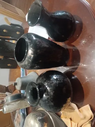 Juego de jarrones negros