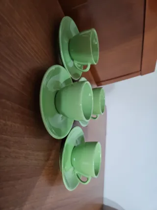 Juego tazas café con platos verde