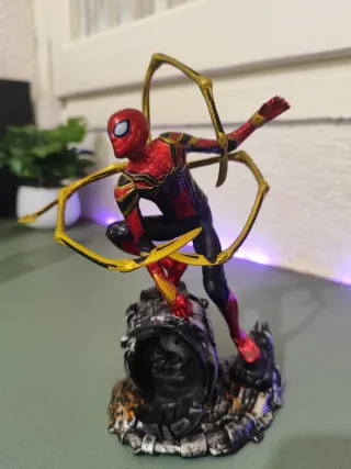 Figura Spiderman con brazos mecánicos